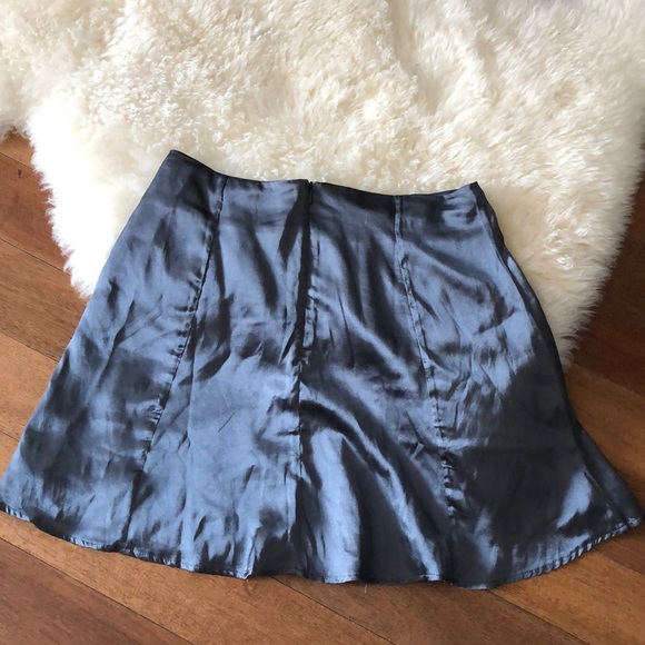 Short Silver skirt - Picture 2 of 3